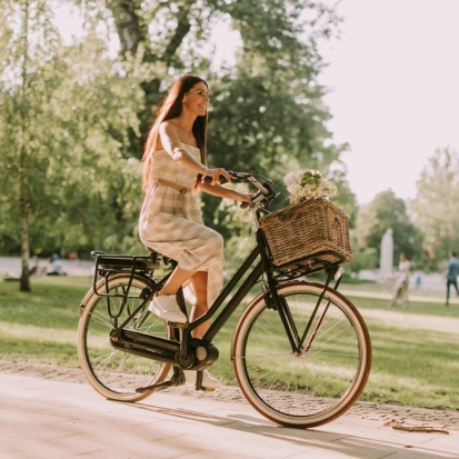 Vrouw op elektrische fiets – E-bike verzekering – Particulier